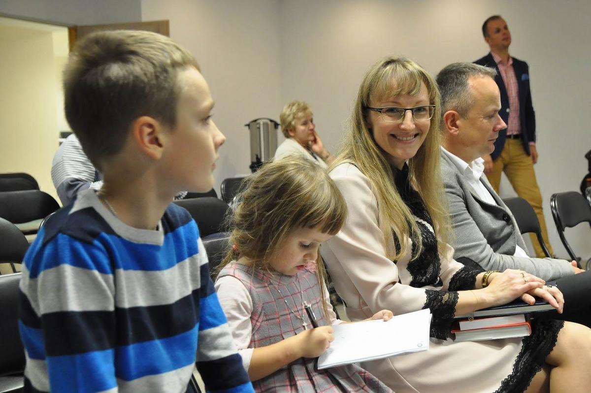 Anna Sacharczyk jest magistrem filologii angielskiej i pedagogiki resocjalizacyjnej. Przez 10 lat pracowała w różnych typach szkół. Wraz z mężem wychowuje dwoje dzieci: syna, który jest w czwartej klasie szkoły podstawowej i 5-letnią córkę. 
Edukacji domowej było poświęcone 18 października spotkanie