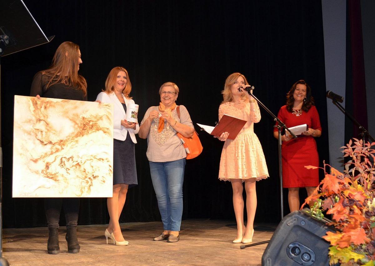 Aukcja – jeden z podarowanych przez artystów obrazów trafia do rąk nabywcy.<br/>fot.Aleksandra Białoń