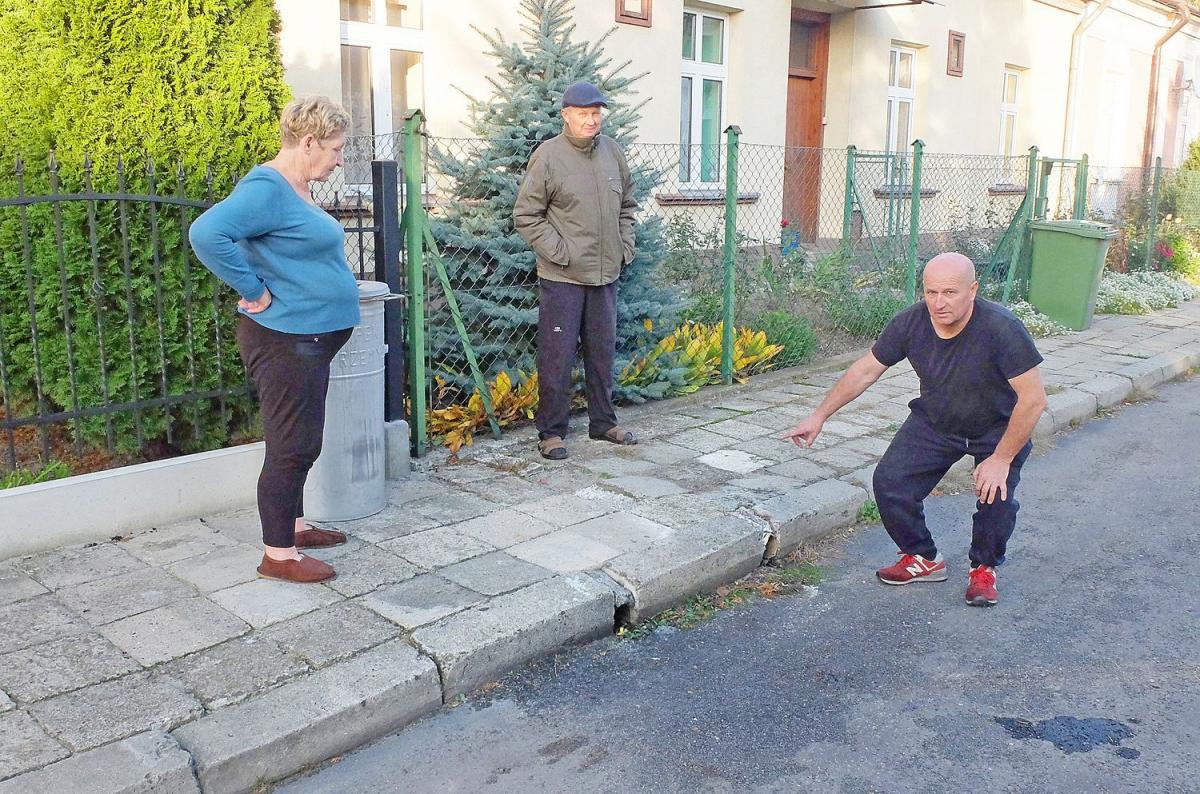 Mieszkańcy pokazują uszczerbki w chodniku, rozchwiane płytki i zdradliwe krawężniki.<br/>fot.Jacek Szwic