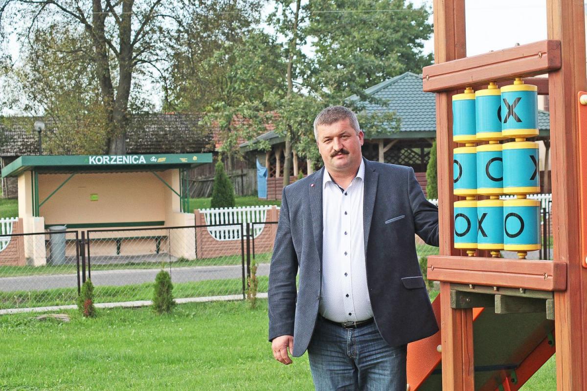 – Wszystko wskazuje, że dzięki staraniom dyrektor szkoły ruszy u nas przedszkole zapewniające dzieciom 10-godzinną opiekę – mówi sołtys Korzenicy.<br/>fot.Roman Kijanka