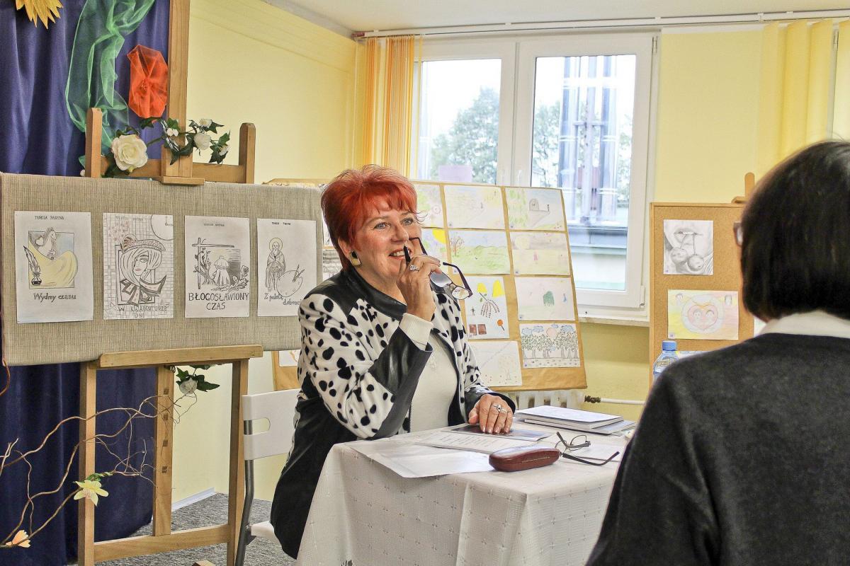 Poetka, malarka i animatorka kultury Teresa Paryna podczas spotkania z młodzieżą Zespołu Szkół Usługowo-Hotelarskich i Gastronomicznych w Przemyślu.<br/>fot.materiały organizatora