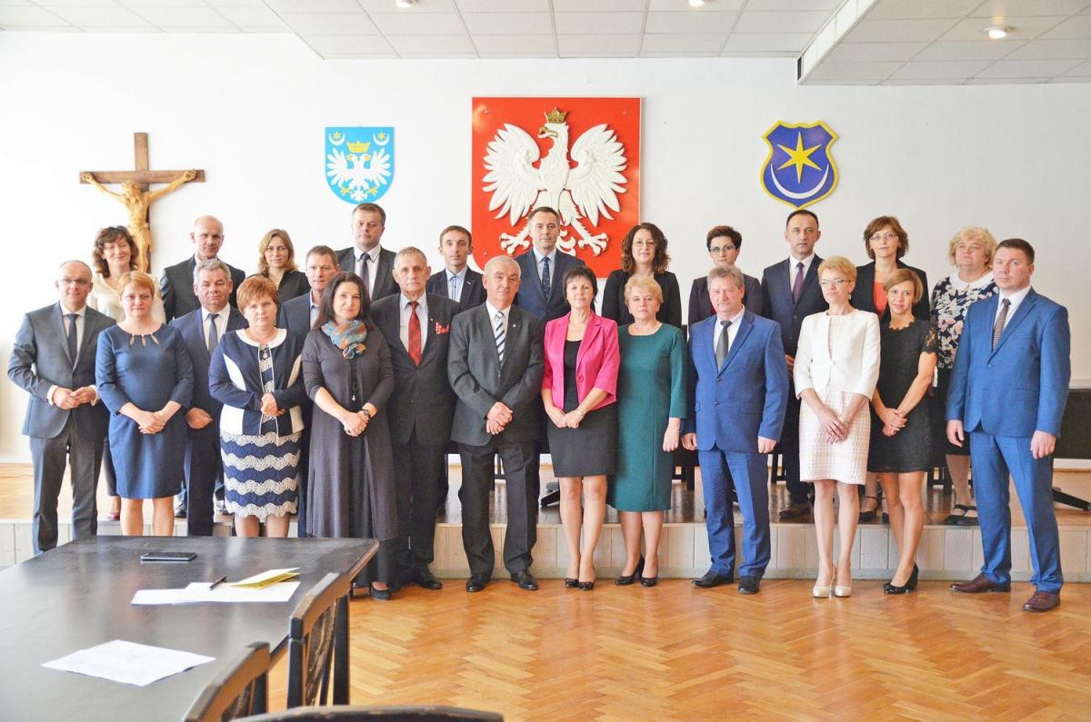 Nagrodzeni nauczyciele z władzami powiatu na wspólnej fotografii.<br/>fot.Starostwo Powiatowe w Przeworsku