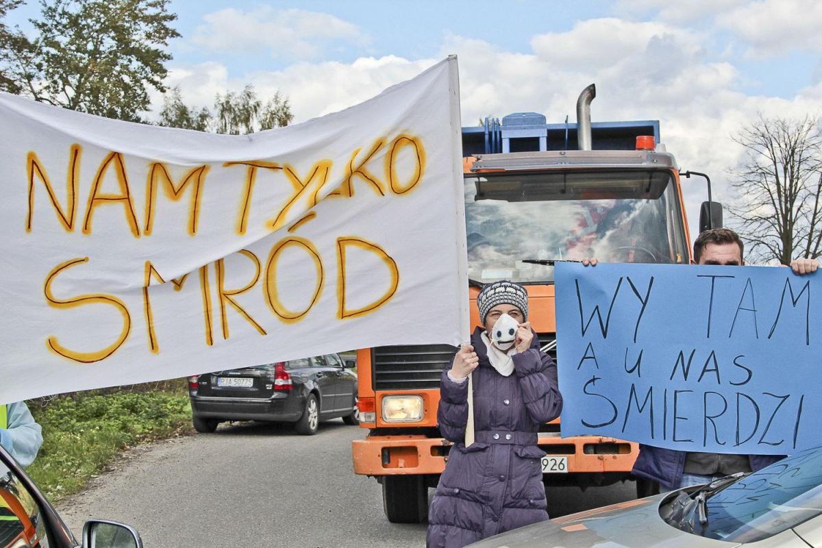 Protestują przeciwko smrodowi z wysypiska i zapowiadają, że nie ustąpią. Uważają, że samorząd powinien stanąć po ich stronie. Jak na razie gmina stara się trzymać z boku.<br/>fot.Roman Kijanka
