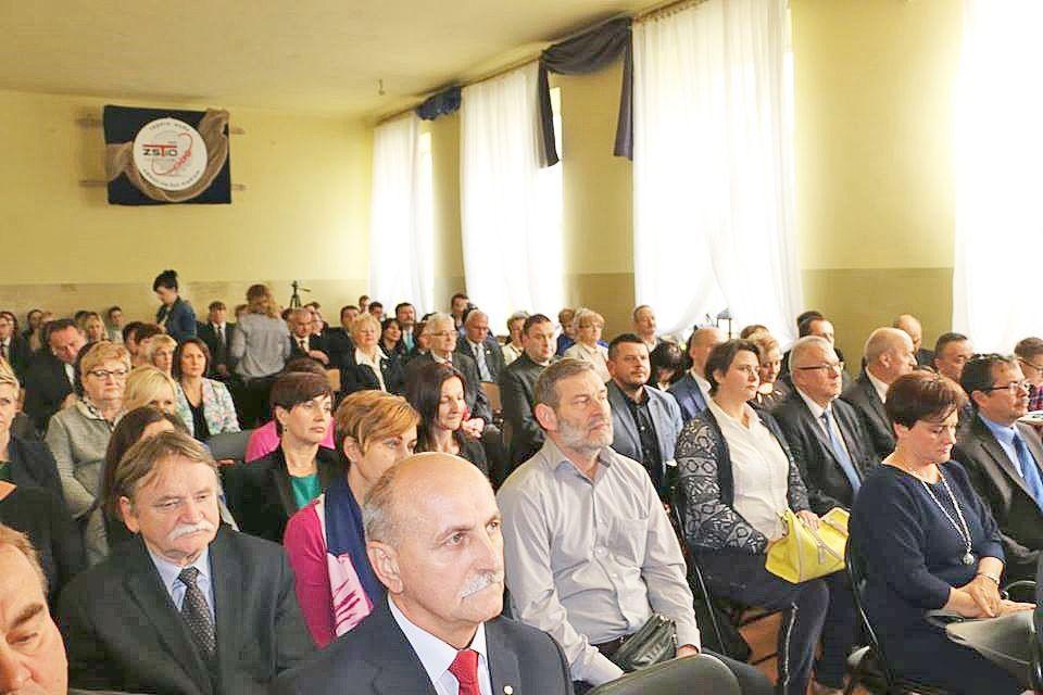 Oświatowe święto było okazją do spotkania ludzi związanych z edukacją.