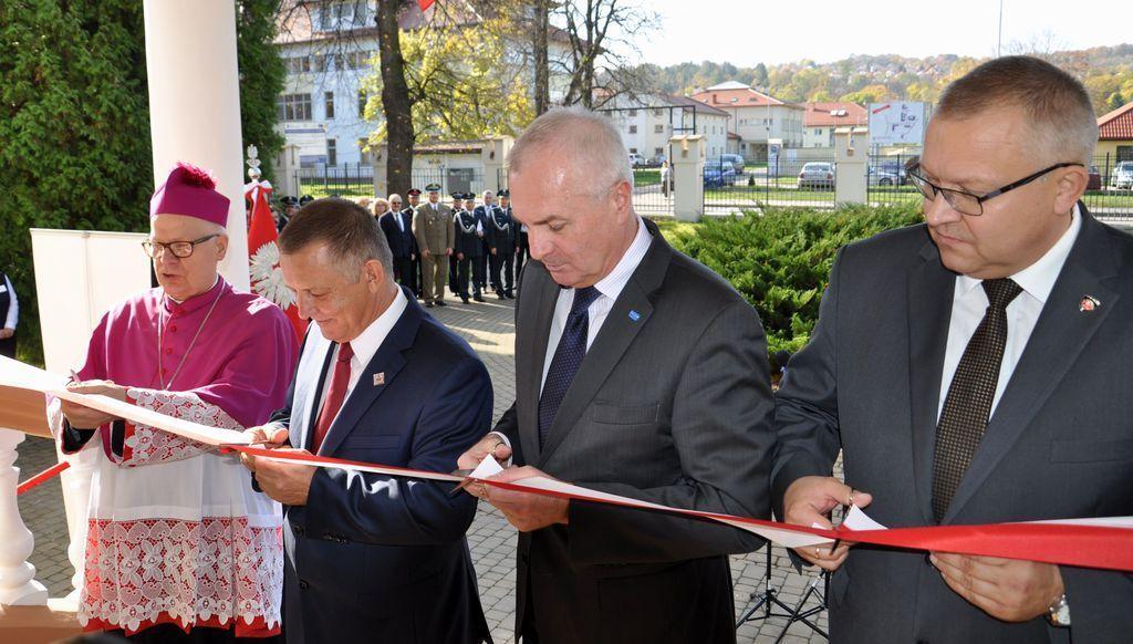 W otwarciu przemyskiej filii Krajowej Szkoły Skarbowości wziął udział m.in. Marian Banaś, sekretarz stanu w Ministerstwie Finansów i szef Krajowej Administracji Skarbowej (C), Robert Choma (P), prezydent Przemyśla i arcybiskup Józef Michalik, były metropolita przemyskim (L).<br/>fot.UM Przemyśl