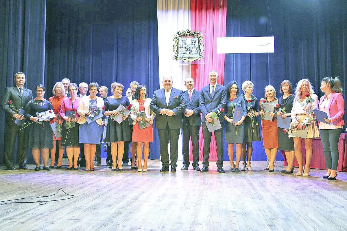 Wyróżnieni nagrodami burmistrza i odznakami „Zasłużony dla Oświaty Jarosławskiej”.<br/>fot.UM Jarosław