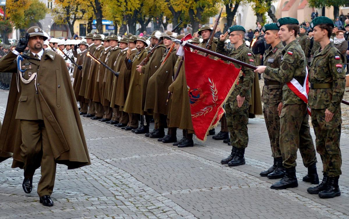 Podpułkownik Marcin Dusza, dowódca 5. Batalionu Strzelców Podhalańskich, podczas uroczystej zbiórki na Rynku w Przemyślu.<br/>fot.zbiory własne