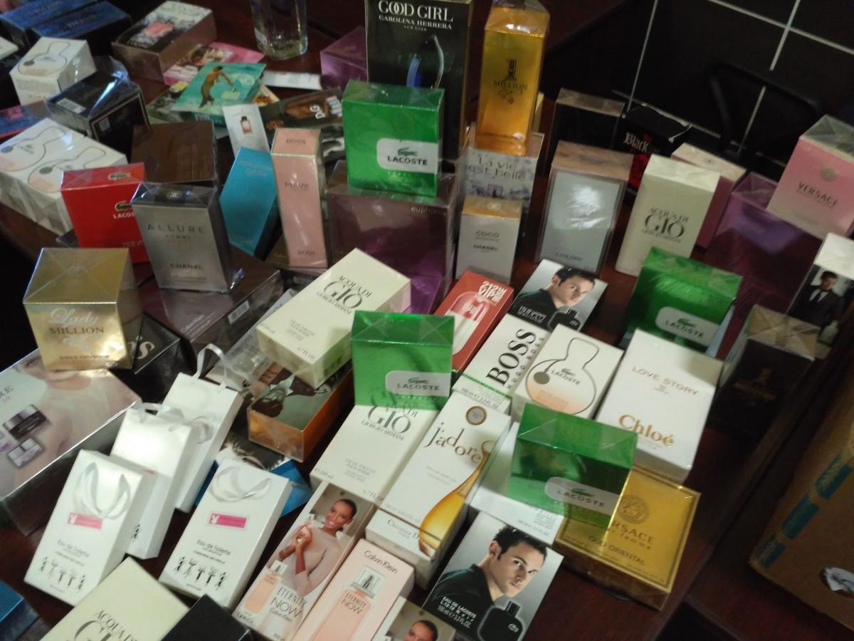 Na bazarze w Przemyślu mundurowi zabezpieczyli podrabiane perfumy.<br/>fot.serwis KAS