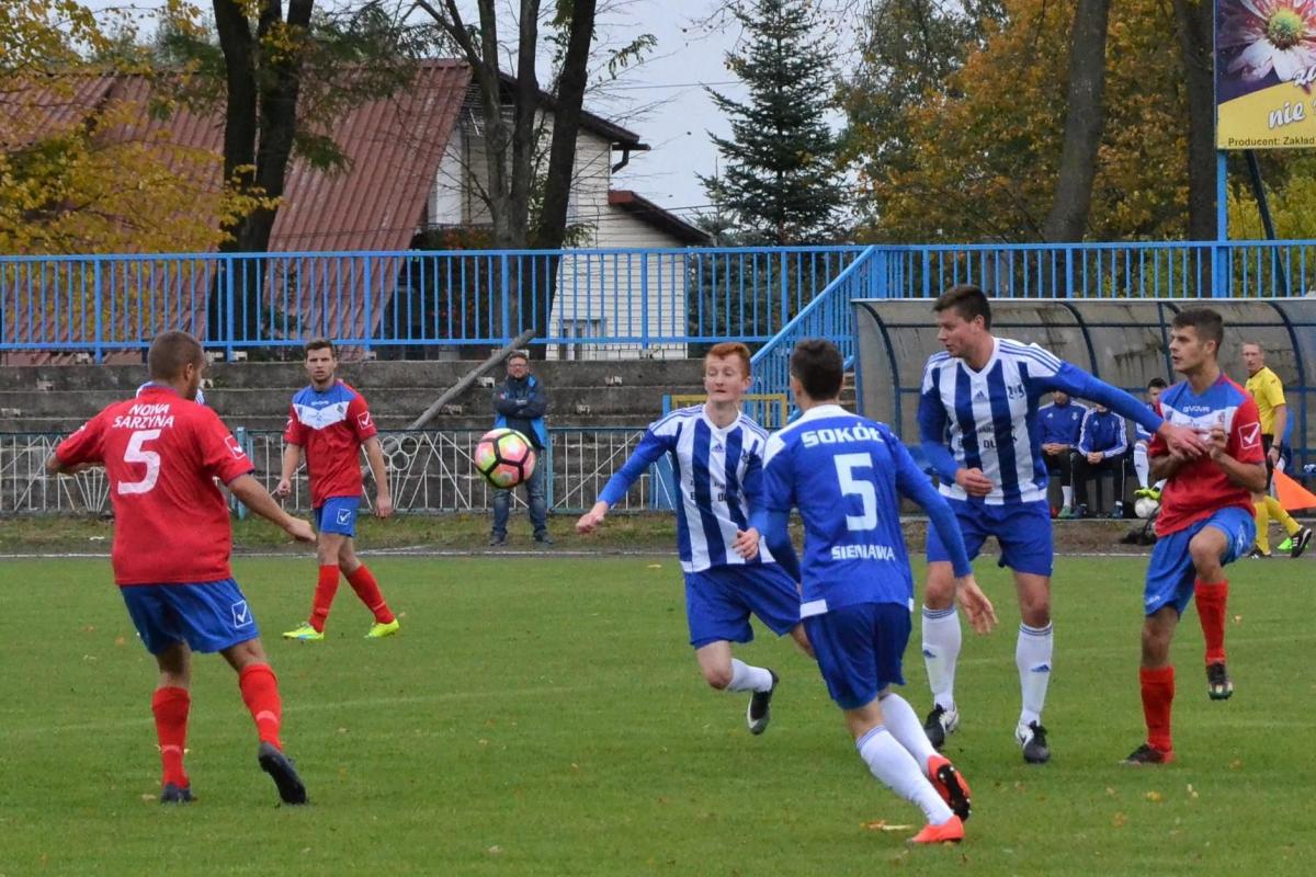 Piłkarze lidera Sokoła Sieniawa (niebieskie stroje) pewnie prowadzili w Nowej Sarzynie 0:2. Do 85. minuty. Później ambitnie walczący gospodarze w ciągu dwóch minut doprowadzili do remisu.<br/>fot.www.facebook.com/unianowasarzyna