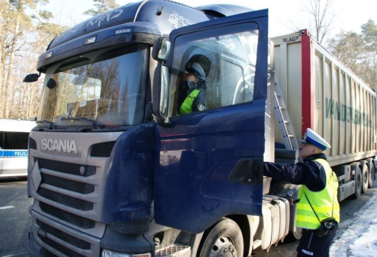 Stan techniczny pojazdów nie zawsze odpowiadał wymaganiom, 54 nie zostały dopuszczone do dalszej drogi.<br/>fot.archiwum policji