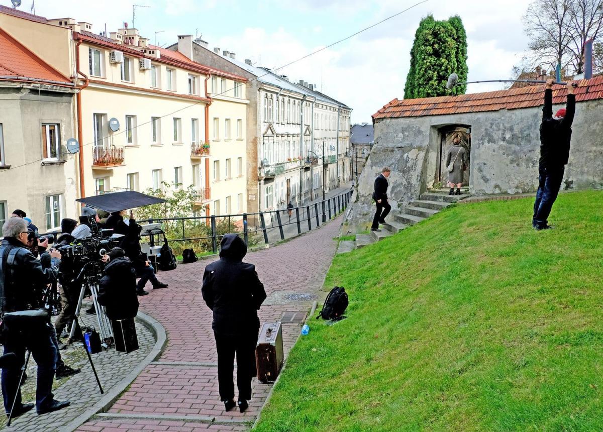 W piątek, 13 bm. jedną ze scen kręcono przy wejściu do ogrodu ojców karmelitów w Przemyślu. <br/>fot.zbiory własne