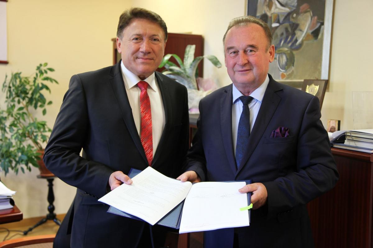 Projekt budowy sieci kanalizacyjnej na terenie gminy Sieniawa przeszedł pozytywną weryfikację. Członek Zarządu Województwa Podkarpackiego Lucjan Kuźniar (z lewej) i burmistrz miasta i gminy Sieniawa Adam Woś tuż po parafowaniu umowy o dofinansowaniu inwestycji.<br/>fot.Urząd Marszałkowski w Rzeszowi