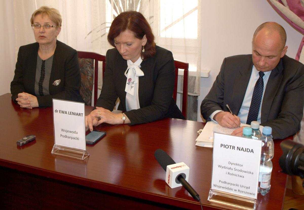 W spotkaniu z ramienia władz wojewódzkich uczestniczyli wojewoda podkarpacki Ewa Leniart (w środku), dyrektor Wojewódzkiego Inspektoratu Ochrony Środowiska Krystyna Sołek (z lewej) i dyrektor Wydziału Środowiska i Rolnictwa Podkarpackiego Urzędu Wojewódzkiego Piotr Najda.<br/>fot.Mariusz Godos