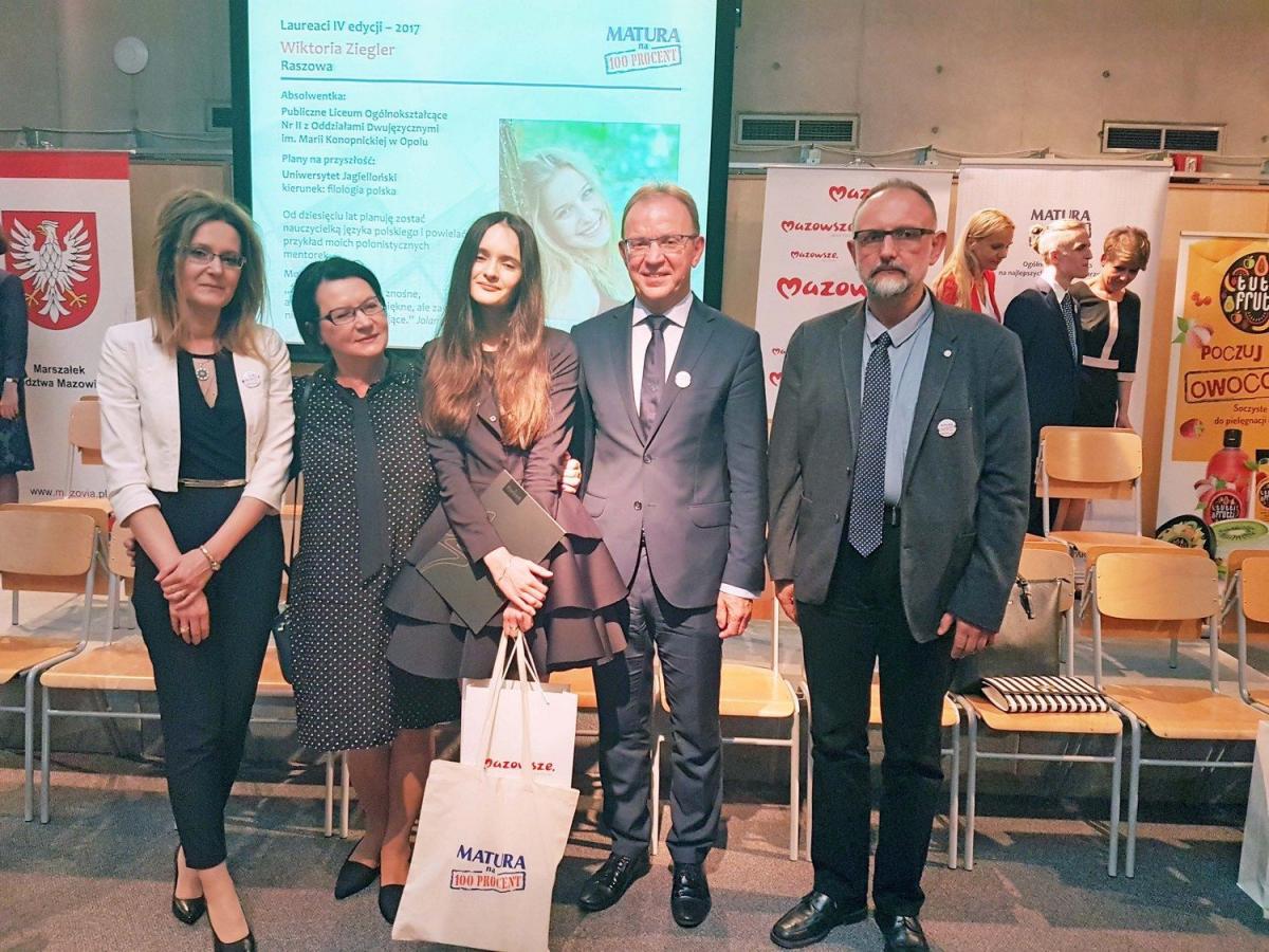 Na zdjęciu Ania Matrejek z rodzicami, nauczycielem biologii w ILO Zbigniewem Taborem oraz przedstawicielką Fundacji „Zawsze warto” podczas gali 4. edycji Ogólnopolskiego Projektu „Matura na 100%”, która odbyła się 21 września w Bibliotece Uniwersyteckiej w Warszawie. <br/>fot.zbiory własne