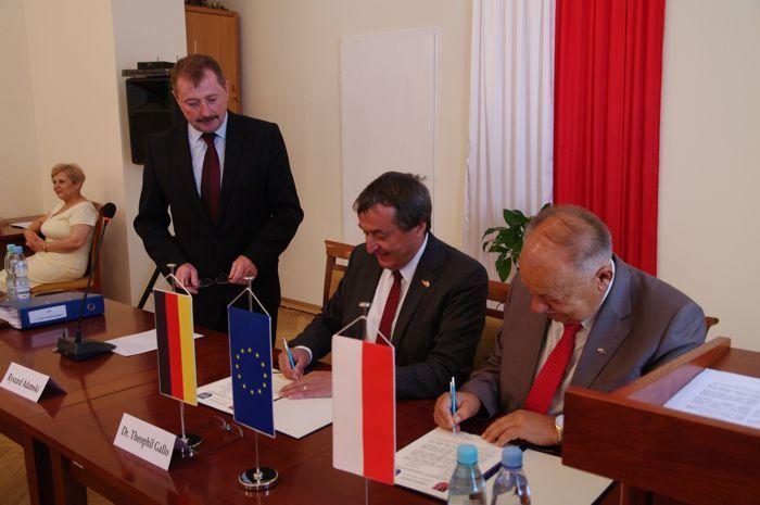 Dokument odnawiający partnerstwo podpisali starostowie: Jan Pączek (pierwszy z prawej) i dr Theophil Gallo w asyście przewodniczącego rady powiatu przemyskiego Ryszarda Adamskiego.<br/>fot.Starostwo Powiatowe w Przemyślu