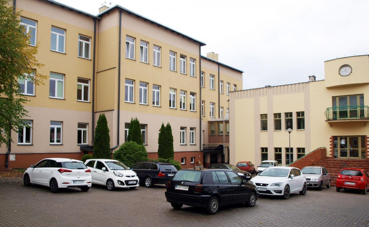 Przeniesienie Szkoły Podstawowej nr 5 z ulicy Konarskiego do budynku Gimnazjum nr 3 przy ulicy hm. Izydory Kossowskiej nie miałoby kompletnie żadnego sensu. W budynek przy ul. Konarskiego miasto włożyło sporo pieniędzy. Przed 2009 r. wyremontowana została elewacja frontowa, kilka lat temu wyremontow