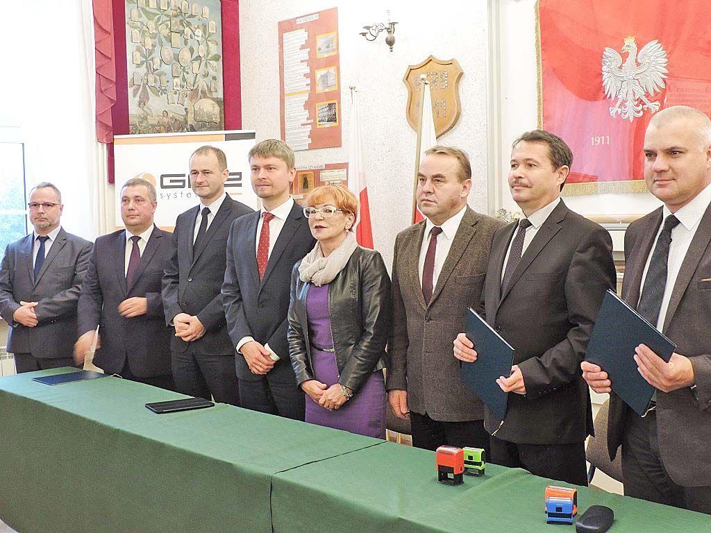Przedstawiciele starostwa, obu szkół oraz spółki Gaz-System podpisali umowę o patronacie.