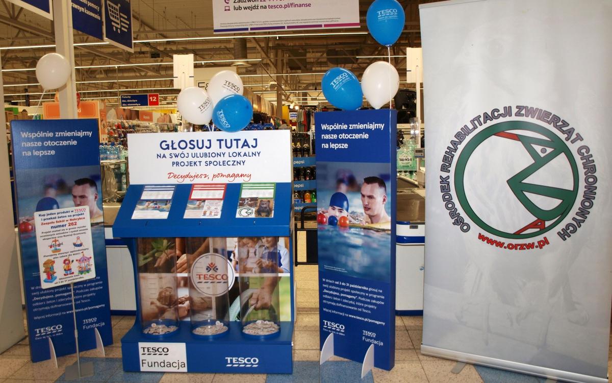 W każdym sklepie sieci „Tesco” do końca października br. można znaleźć specjalne urny, do których klienci mogą wrzucać żetony będące wyrazem poparcia dla wybranego projektu.<br/>fot.Mariusz Godos