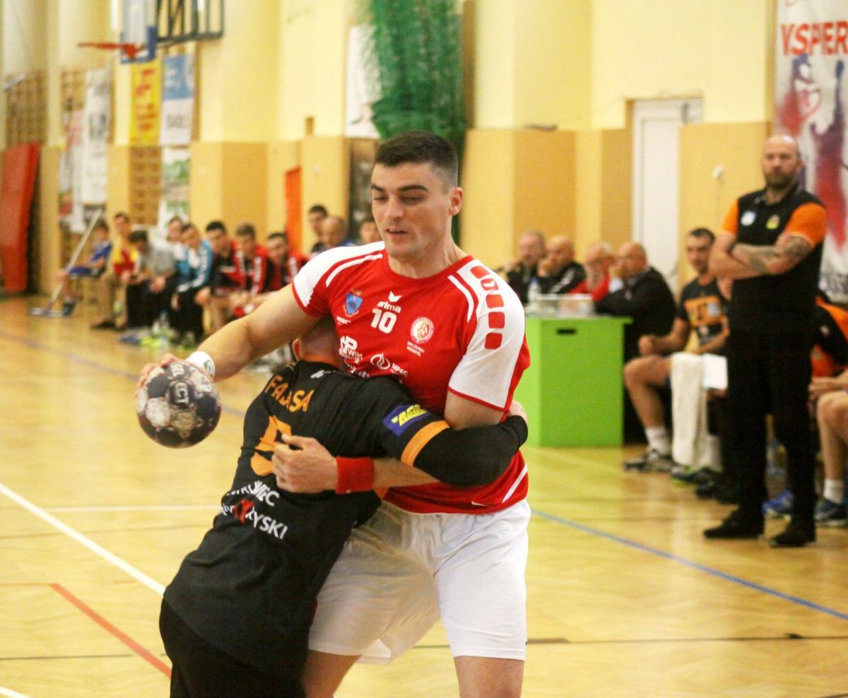 Paweł Stołowski (z piłką) często był nie do zatrzymania dla zespołu KSZO Odlewni Ostrowiec Świętokrzyski.<br/>fot.Kamil Krukiewicz