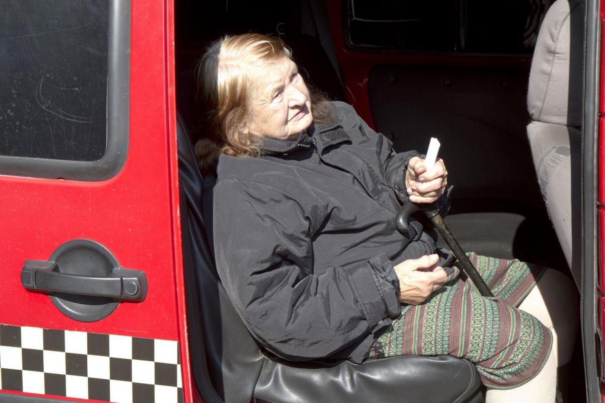 – Dziękuję Bogu, że zesłał mi takich ludzi jak wy – mówiła 92-letnia Anna, siedząc w radiowozie straży miejskiej.<br/>fot.Jacek Szwic