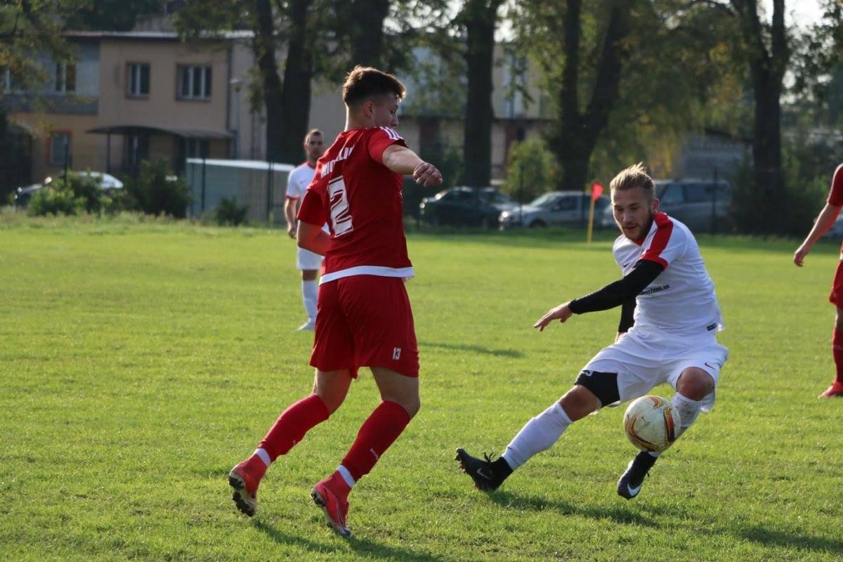 Rafał Michalik (czerwony strój) był wyróżniającym się piłkarzem KS Wiązownica w meczu z Unią Nowa Sarzyna.<br/>fot.Natalia Styś
