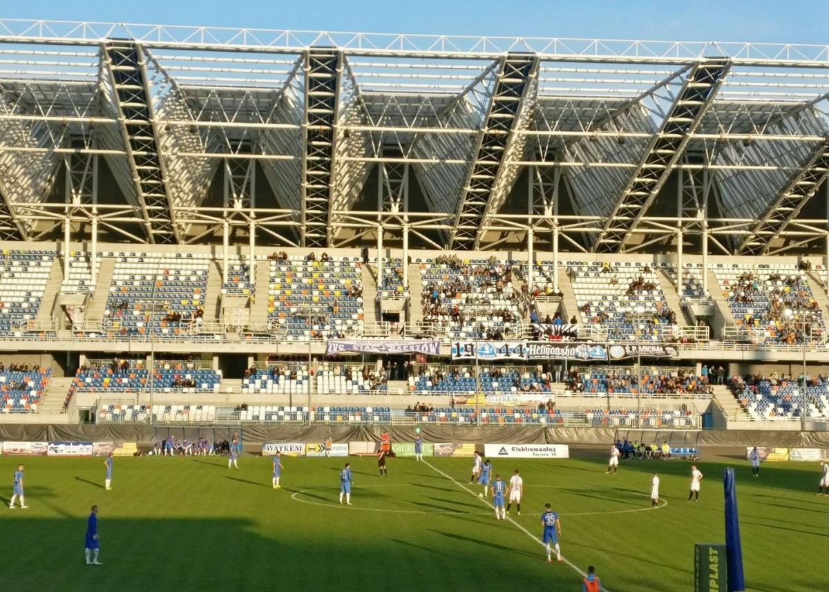 Piłkarze JKS 1909 Jarosław bardzo dzielnie, acz nieskutecznie, walczyli na Stadionie Miejskim przy ulicy Hetmańskiej w Rzeszowie.<br/>fot.Dominik Budzowski