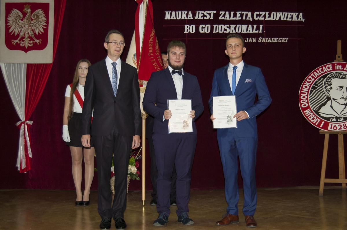 Daniel Bałut (w środku, najlepszy absolwent) i Andrzej Czternastek (z prawej, najlepszy olimpijczyk) w towarzystwie prezesa Stowarzyszenia Absolwentów I Liceum Ogólnokształcącego im. Juliusza Słowackiego w Przemyślu Artura Derdziaka.<br/>fot.ze zbiorów własnych