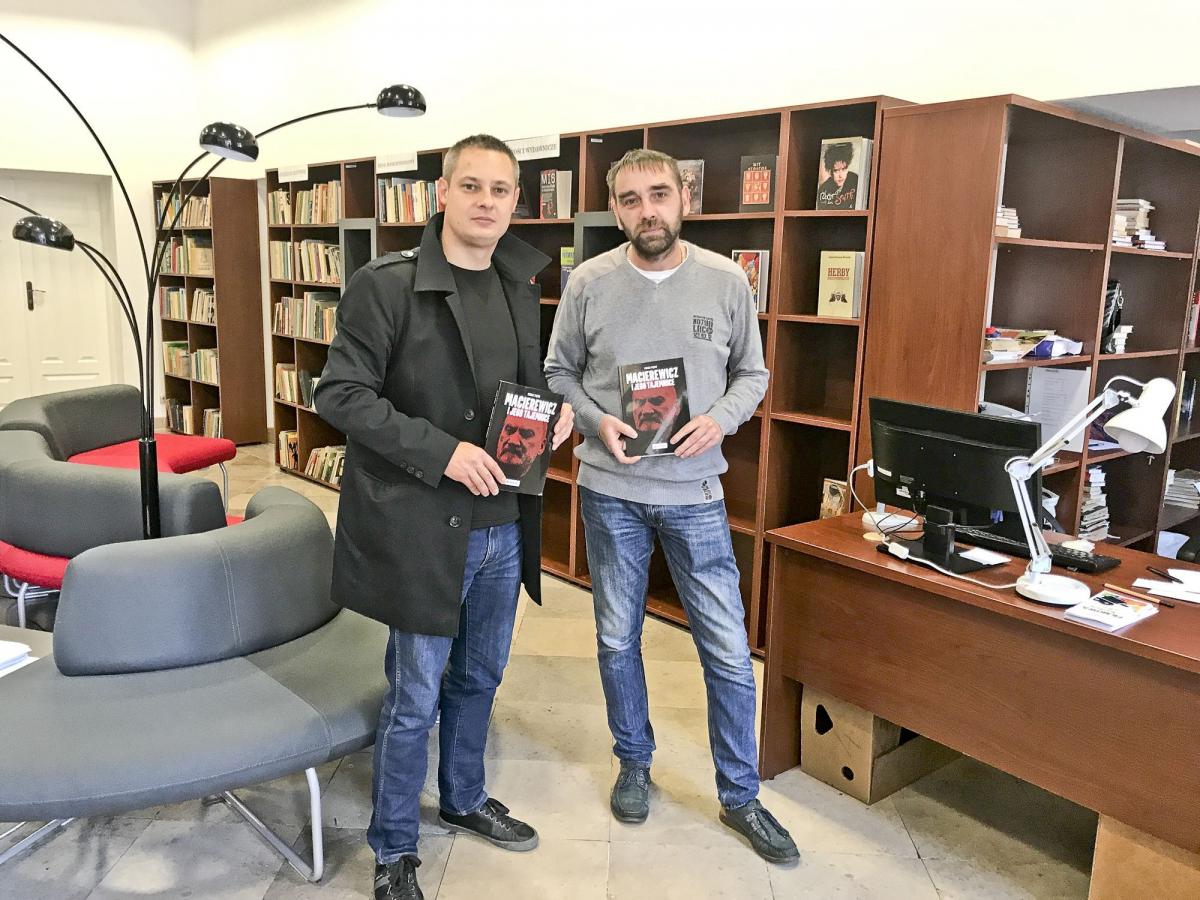 Szef przemyskiej Nowoczesnej Paweł Haliniak w Przemyskiej Bibliotece Publicznej z książką T. Piątka „Macierewicz i jego tajemnice”.<br/>fot.ze zbiorów własnych
