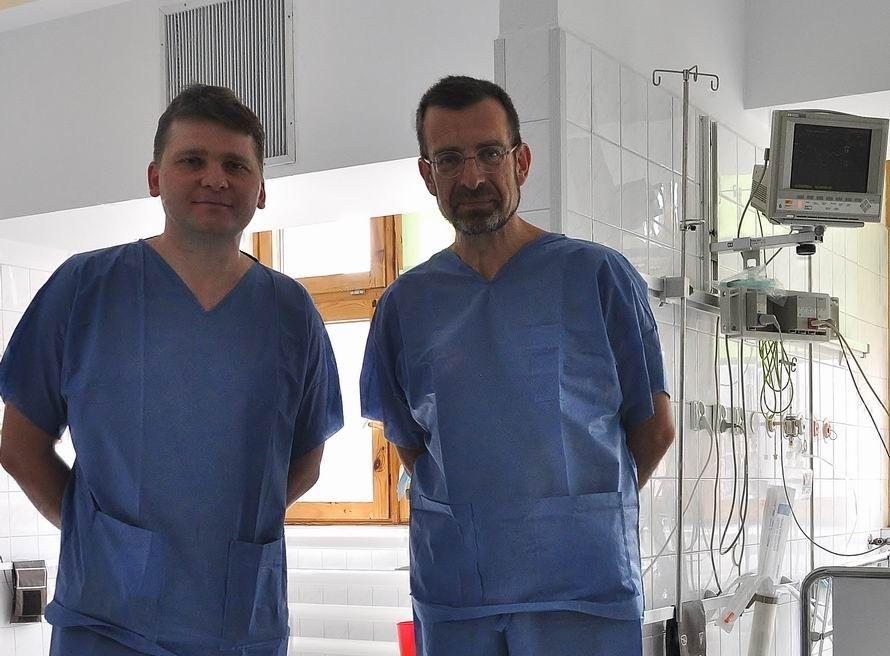 – Zabieg się udał, nie mieliśmy żadnych komplikacji – powiedzieli dr Rafał Walczak i dr Enriqe Lledo (w okularach). <br/>fot.Paweł Bugira