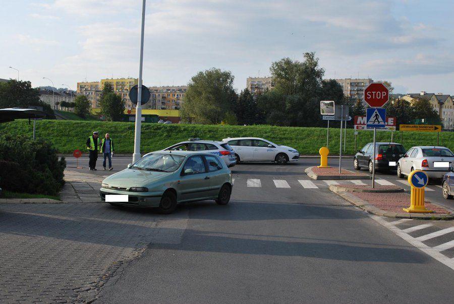 Na miejscu pracowali śledczy wraz z  technikiem kryminalistyki przeprowadzono oględziny miejsca zdarzenia oraz pojazdu, wykonano zdjęcia. Policyjne postępowanie pozwoli ustalić szczegółowe okoliczności tego zdarzenia.<br/>fot.KMP Przemyśl