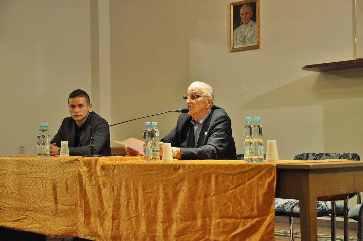 Przy stole prezydialnym zasiedli: przewodniczący Zarządu Osiedla „Rycerskie” Zygmunt Majgier (z prawej) i przewodniczący Zarządu Osiedla „Lipowica” Piotr Krzeszowski. Zabrakło natomiast zaproszonych gości. <br/>fot.Paweł Bugira