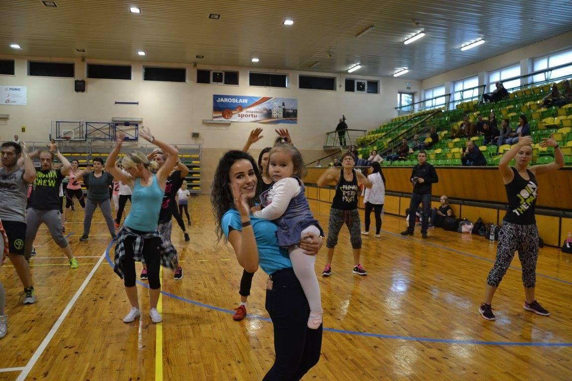 Uczestniczki Charytatywnego Maratonu Zumby Fitness & Latino Fitness i mała Marysia.