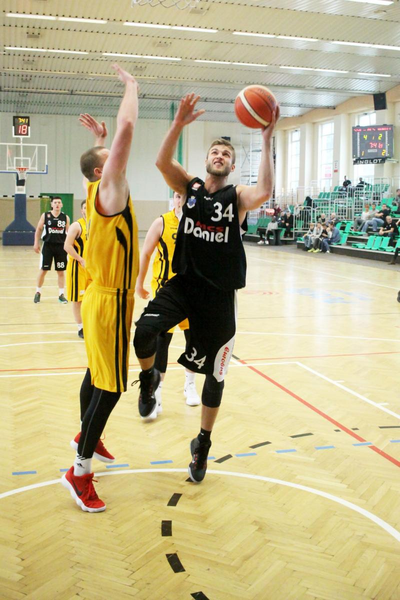 Sebastianowi Dusile (z piłką) zabrakło jednej zbiórki do pierwszego w sezonie double-double. Co się odwlecze...<br/>fot.Kamil Krukiewicz