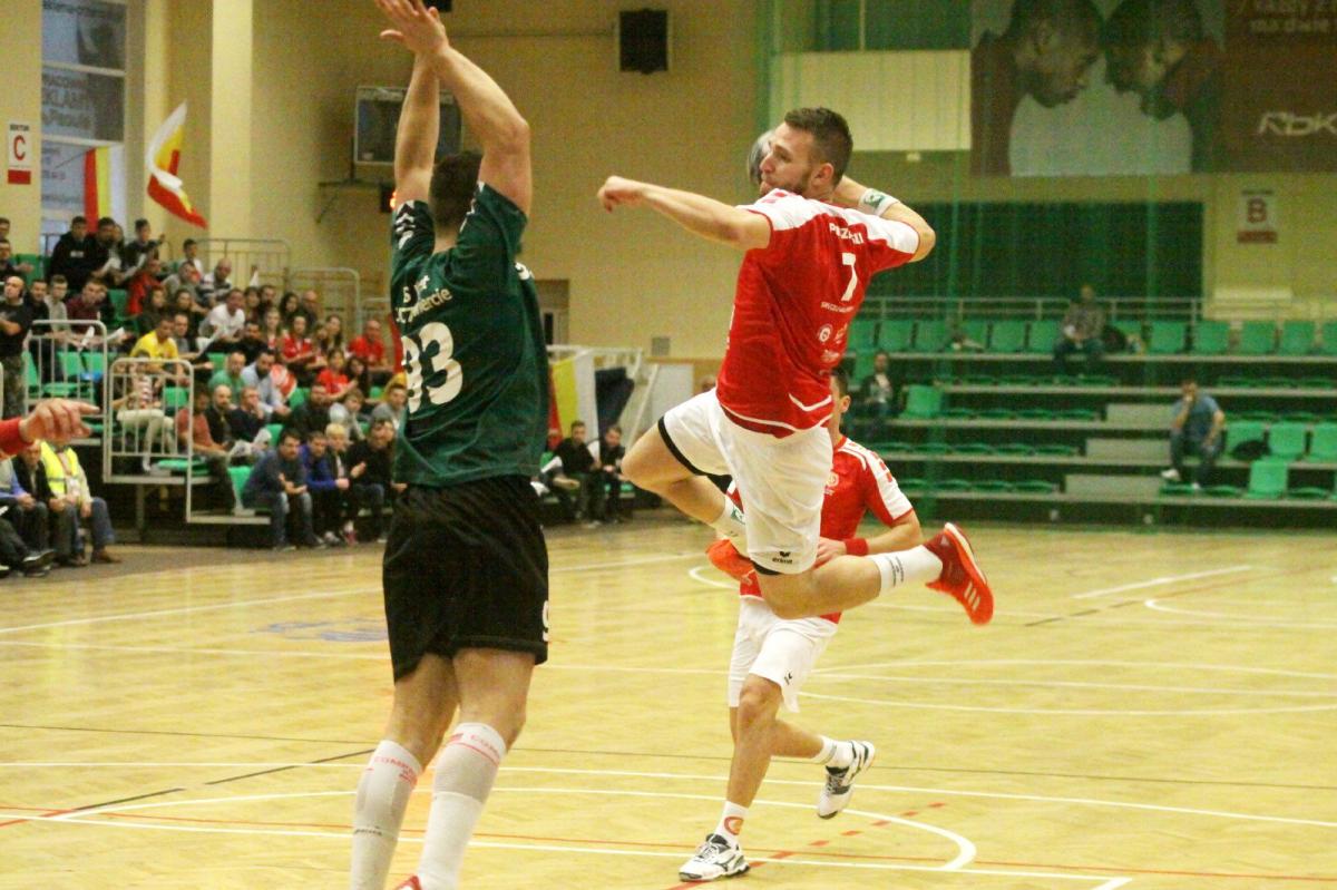 Paweł Puszkarski (z piłką) szalał w I połowie, rzucając aż 9 bramek!<br/>fot.Kamil Krukiewicz