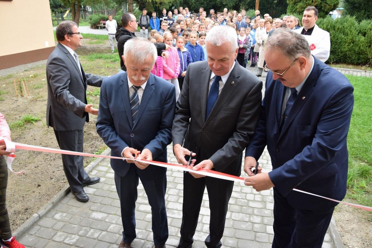 Uroczystego przecięcia wstęgi dokonali (od lewej): wiceprzewodniczący Rady Miejskiej w Przemyślu Adam Łoziński, prezydent Przemyśla Robert Choma i wicewojewoda podkarpacki Piotr Pilch.<br/>fot.ze zbiorów własnych