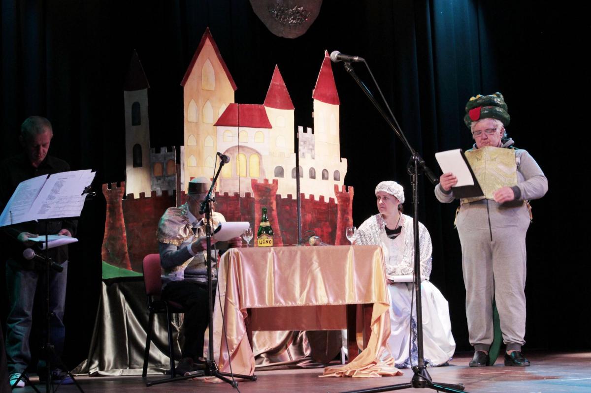 Fragment spektaklu „Bajka o Smoku Wawelskim i Szewcu Dratewce w wykonaniu aktorów amatorów z Domu Pomocy Społecznej z Jarosławia z poprzedniej edycji festiwalu.<br/>fot.D. Juzwińska