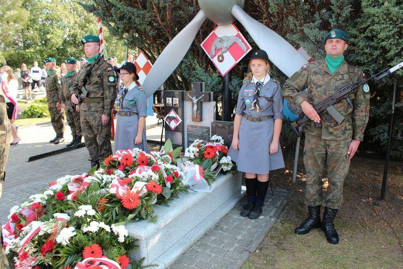 Przy mogile lotników na cmentarzu komunalnym w Maleniskach delegacje złożyły wieńce i wiązanki kwiatów.<br/>fot.UG Pawłosiów