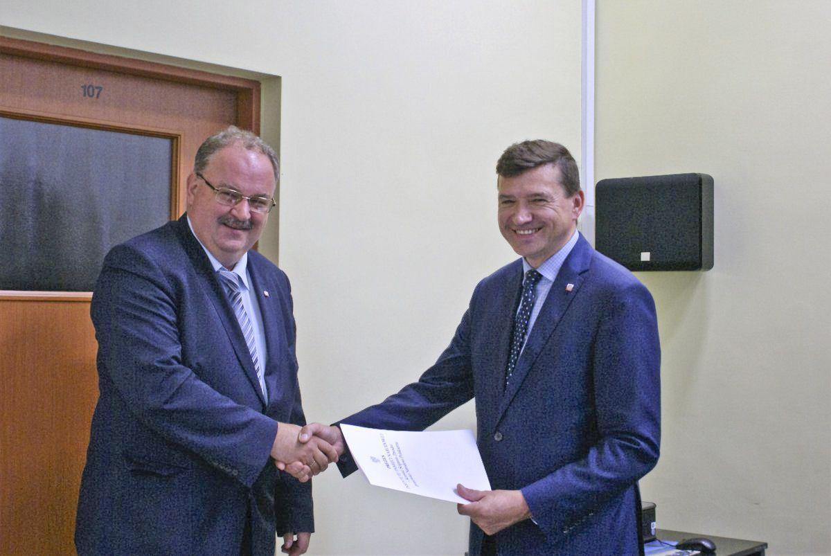 Nominację Piotrowi Pilchowi (z lewej) wręczył 12 września br. dyrektor rzeszowskiego oddziału Instytutu Pamięci Narodowej Dariusz Iwaneczko.<br/>fot.PUW Rzeszów