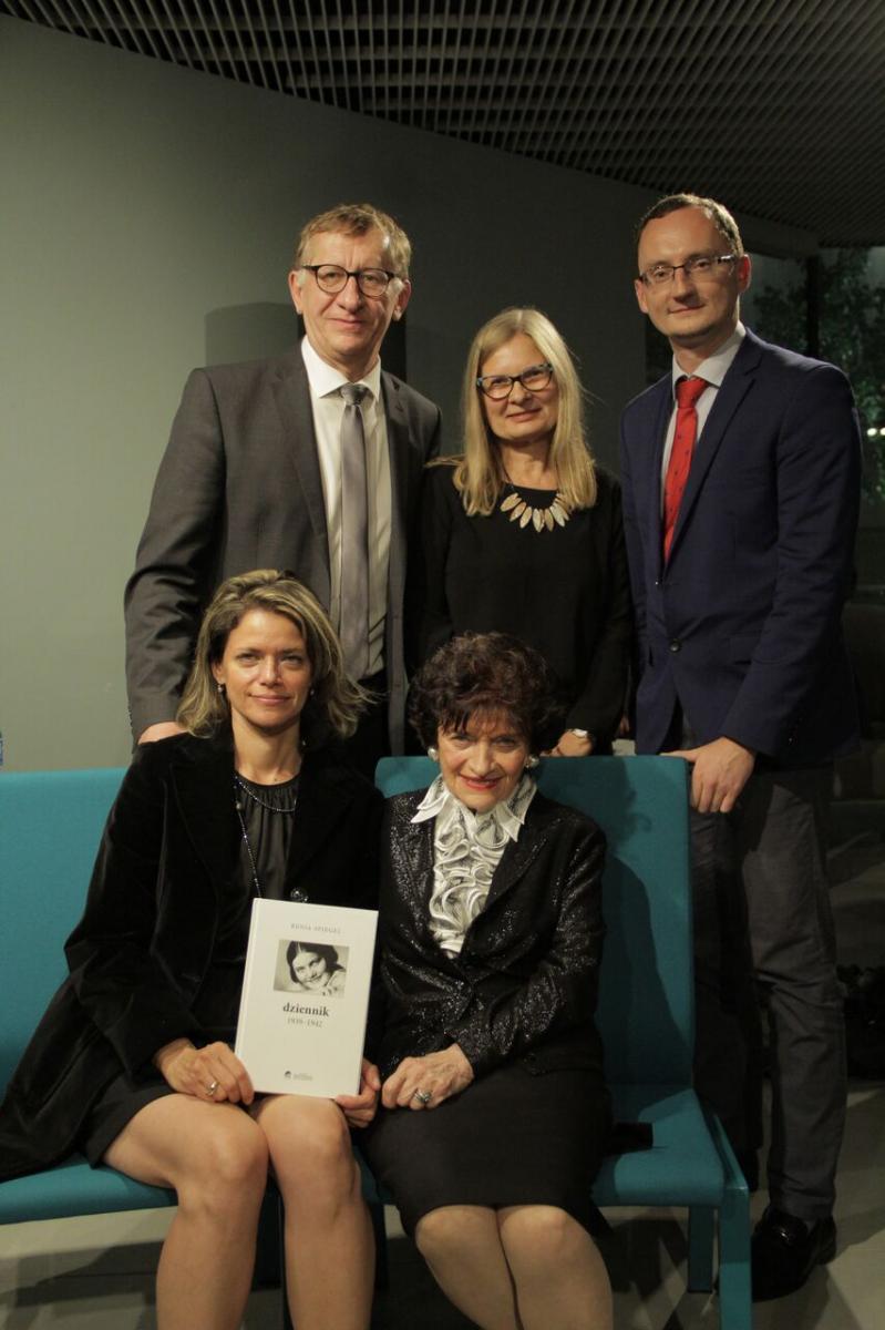 Od lewej siedzą: Aleksandra i Elżbieta Bellak, stoją: prowadzący spotkanie reżyser Tomasz Magierski, prof. Anna Nasiłowska, dr hab. Tomasz Pudłocki. <br/>fot.M. Magowski
