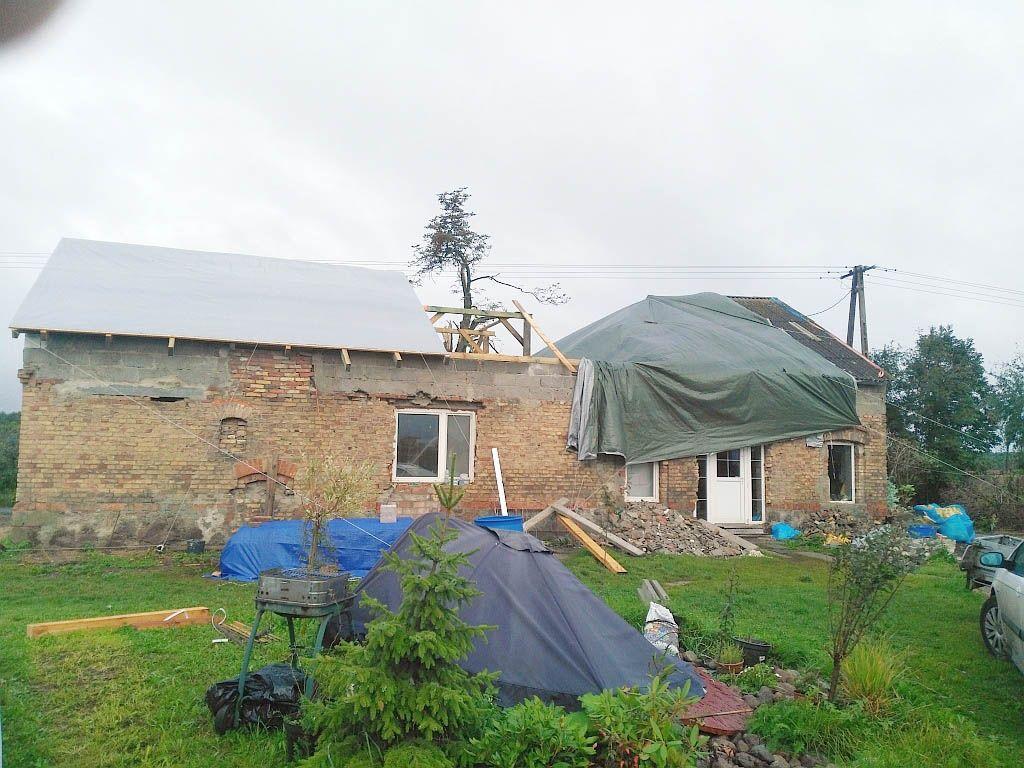 Jeden ze zniszczonych budynków mieszkalnych w miejscowości Skoraczewo, w gminie Sośno.
<br/>fot.Starostwo Powiatowe w Przeworsku