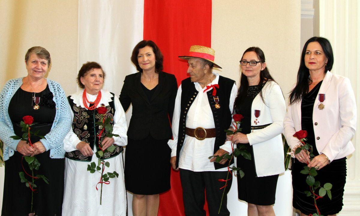 Helena (druga z lewej) i Wiktor Gołębiowie (trzeci z prawej) ze Stowarzyszenia Miłośników Tradycji Ludowych „Familia” w Rudołowicach w towarzystwie wojewody podkarpackiego Ewy Leniart.<br/>fot.PUW Rzeszów