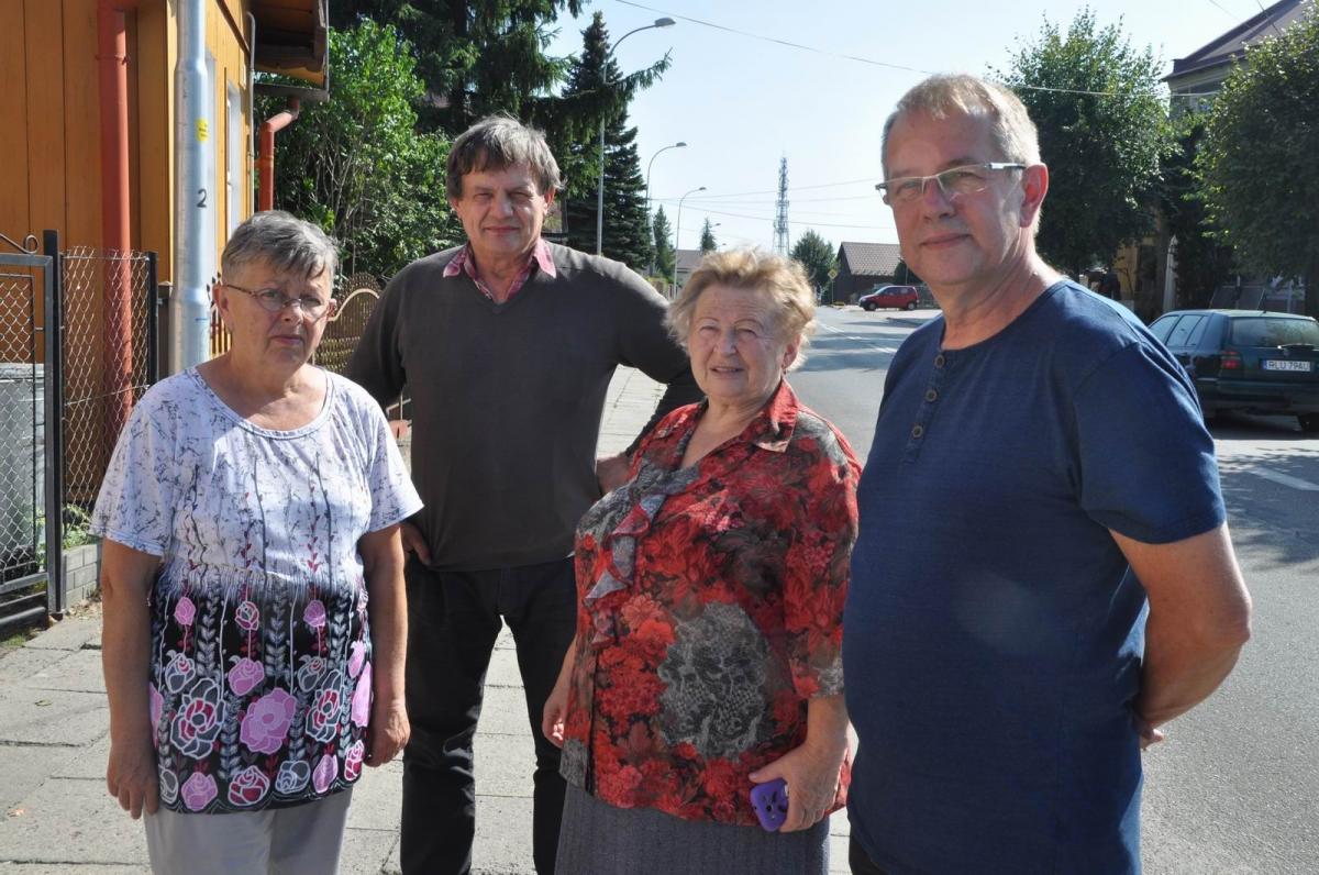 – Od wielu lat czekamy na remont tego chodnika – mówią mieszkańcy.<br/>fot.Paweł Bugira