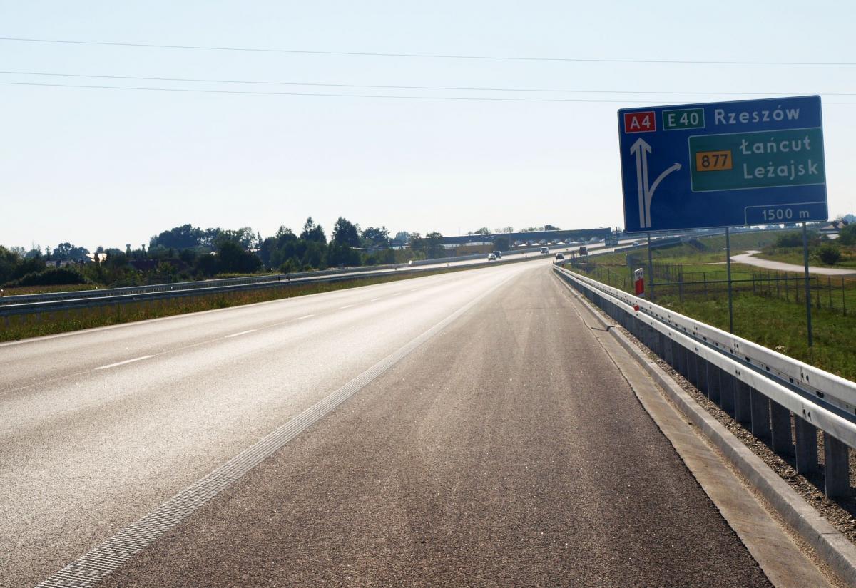 Ilość informacji podawanych na znakach drogowych musi być dostosowana do możliwości percepcyjnych kierowców, poruszających się autostradą z dużą prędkością.<br/>fot.Mariusz Godos
