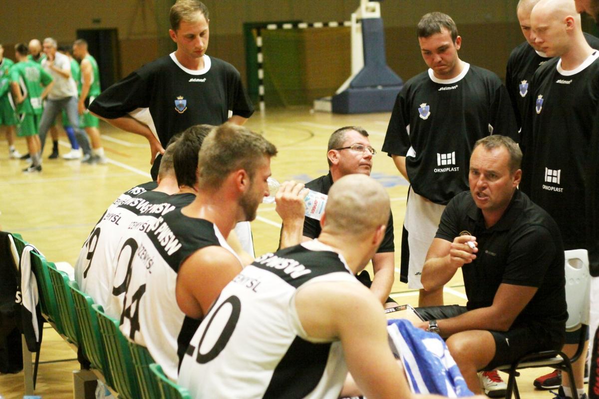Zespół AZS PWSW MCS Daniel Przemyśl był najlepszy w grupie B 16. Mistrzostw Podkarpacia w koszykówce i zasłużenie sięgnął po Puchar Prezesa Podkarpackiego Związku Koszykówki Zbigniewa Błażkowskiego.<br/>fot.Kamil Krukiewicz