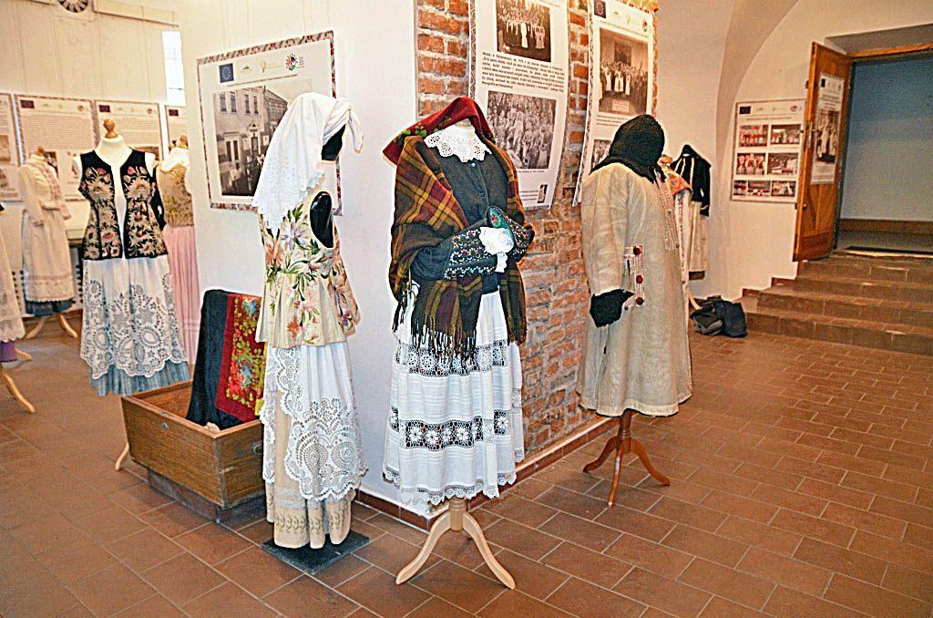 Eksponaty przedstawiają bogatą historię ludowego ubioru przeworskiego.<br/>fot.Starostwo Powiatowe w Przeworsku