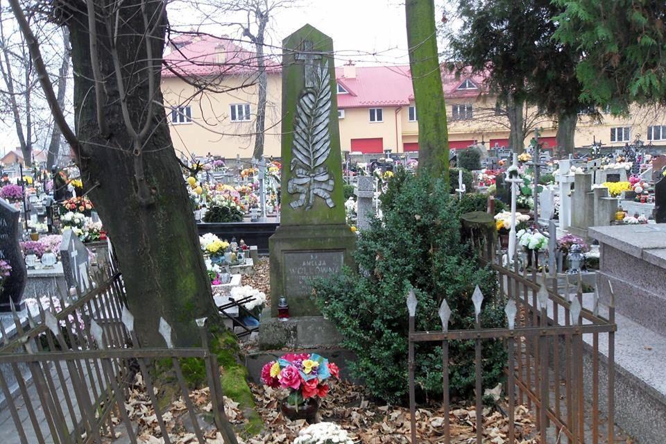 W br. prace prowadzone są przy dwóch obiektach. Obejmują konserwację techniczną i estetyczną nagrobka Amelii Wollównej (na zdjęciu) oraz krzyż żeliwny z grobu ziemnego Jakó(u)ba Piontka.<br/>fot.UM Przeworsk
