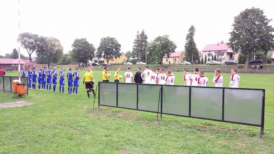 Przed meczem w Grochowcach III-ligowiec (białe stroje) nie sądził, że o awans będzie tak trudno.<br/>fot.www.facebook.com/wolczankastalsystems