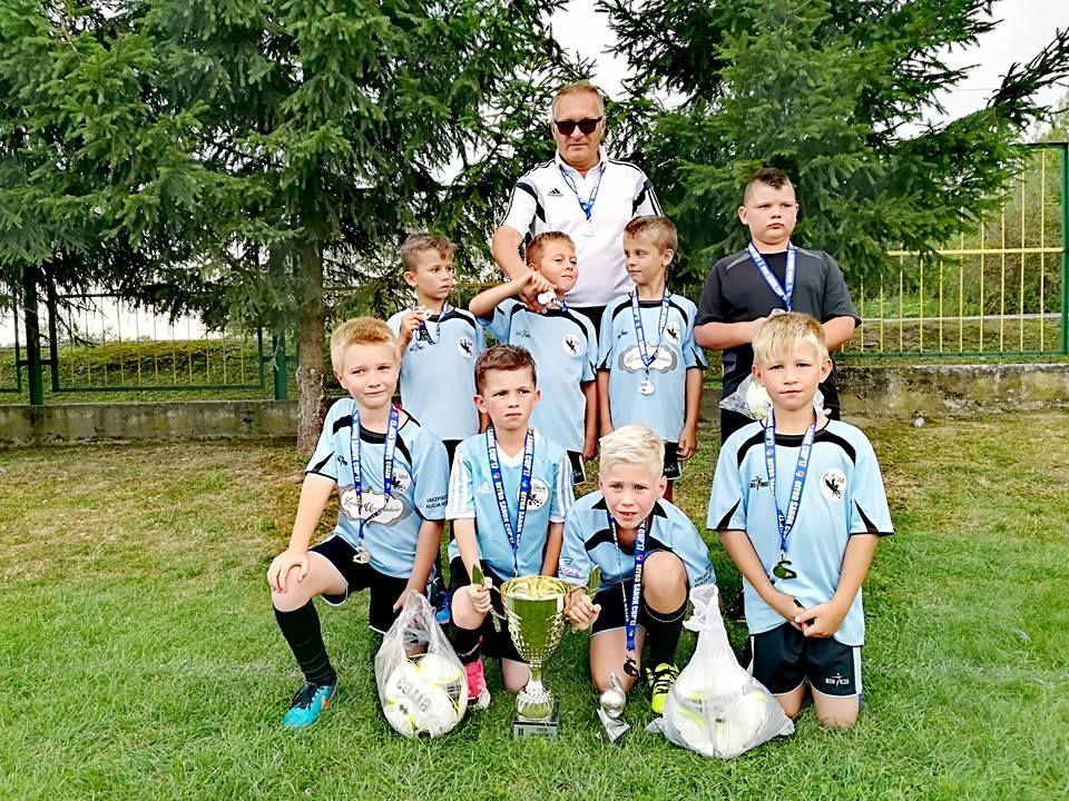 Zespół UKS Orlik Przemyśl (rocznik 2009) ze swoim trenerem Henrykiem Łaskarzewski zajął 2. miejsce na turnieju w Sanoku.<br/>fot.ze zbiorów własnych