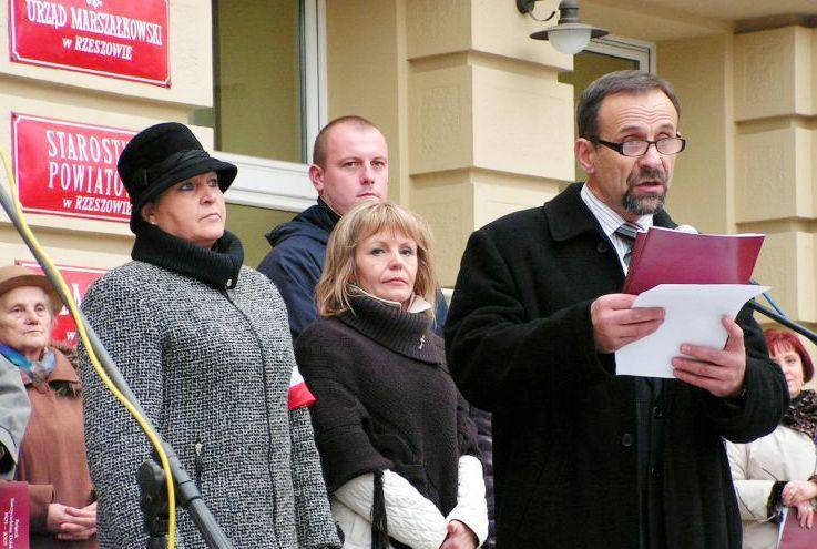 Prezes zarządu podkarpackiego oddziału ZNP Stanisław Kłak (z prawej) uważa, że najgorsze jeszcze przed nauczycielami...<br/>fot.ze zbiorów własnych