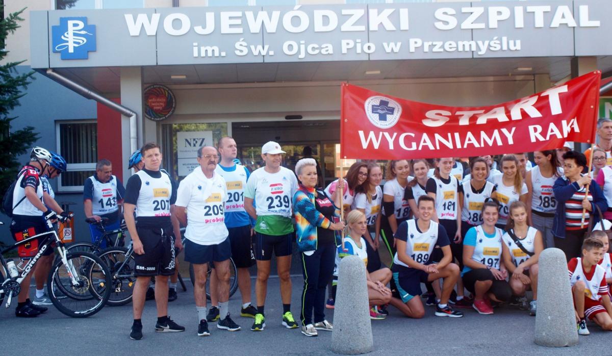 Start biegu i wyścigu rowerowego nastąpił spod bramy głównej szpitala wojewódzkiego przy ul. Monte Cassino.<br/>fot.Mariusz Godos